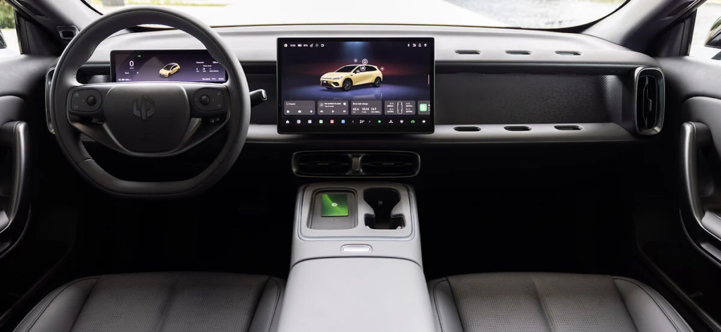 Interior del Leapmotor B05 con pantalla central y diseño minimalista
