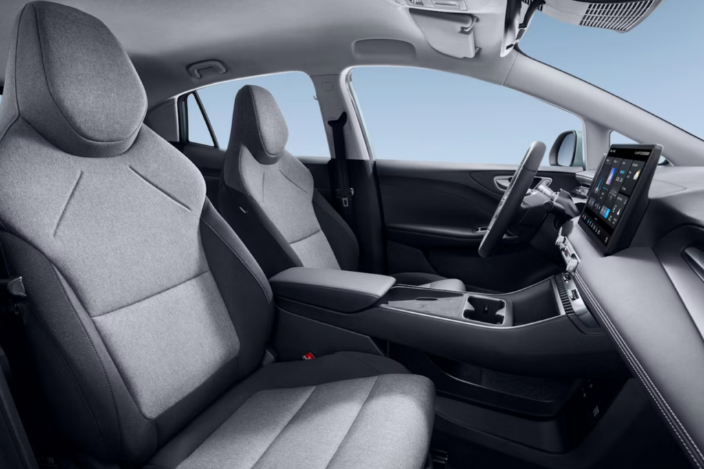 Interior del MG4 Urban con pantalla central y equipamiento de serie
